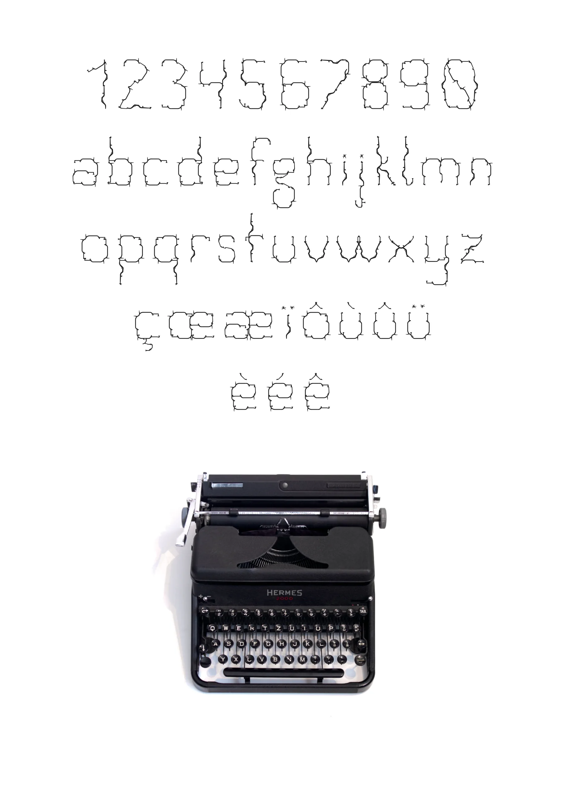 Planche Locus : chiffres, minuscules et lettres accentuées au-dessus d’une machine à écrire Hermès