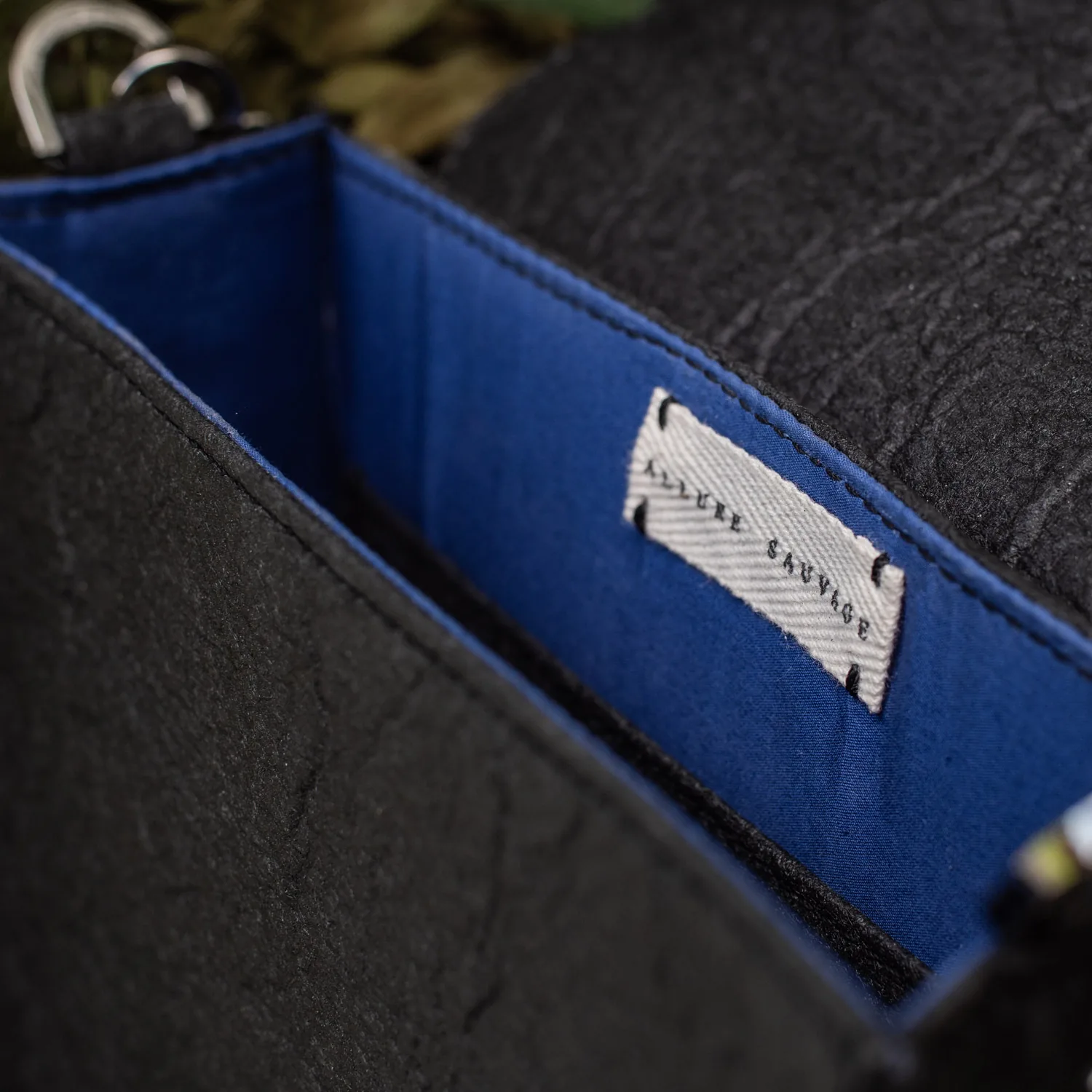 Intérieur bleu du sac et étiquette Allure Sauvage