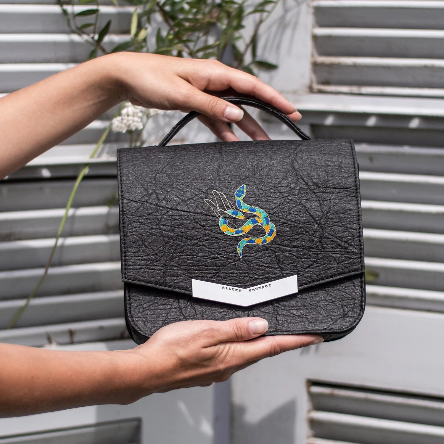 Sac en Piñatex tenu à deux mains