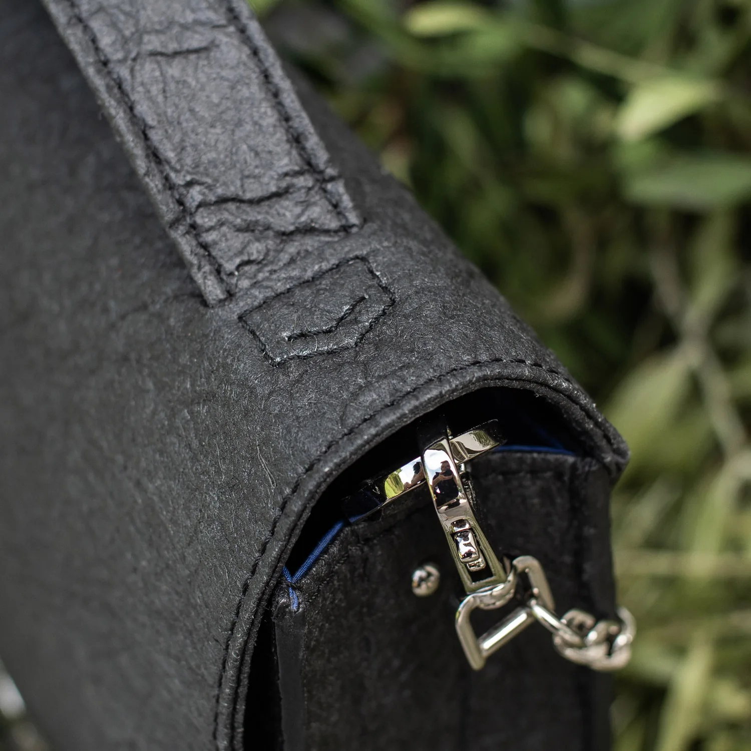 Détail de l’anse et du mousqueton du sac