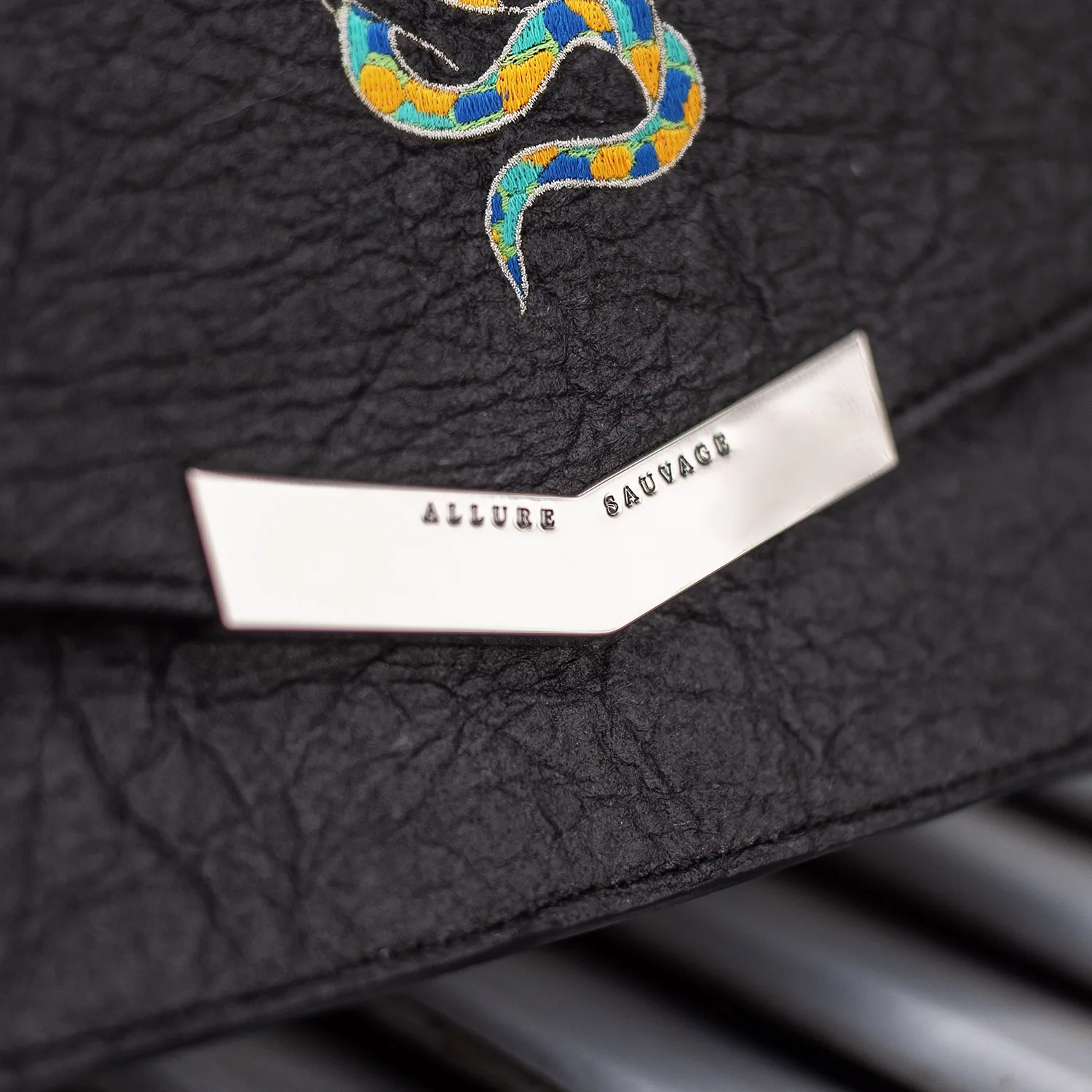 Détail du serpent coloré et de la plaque gravée Allure Sauvage