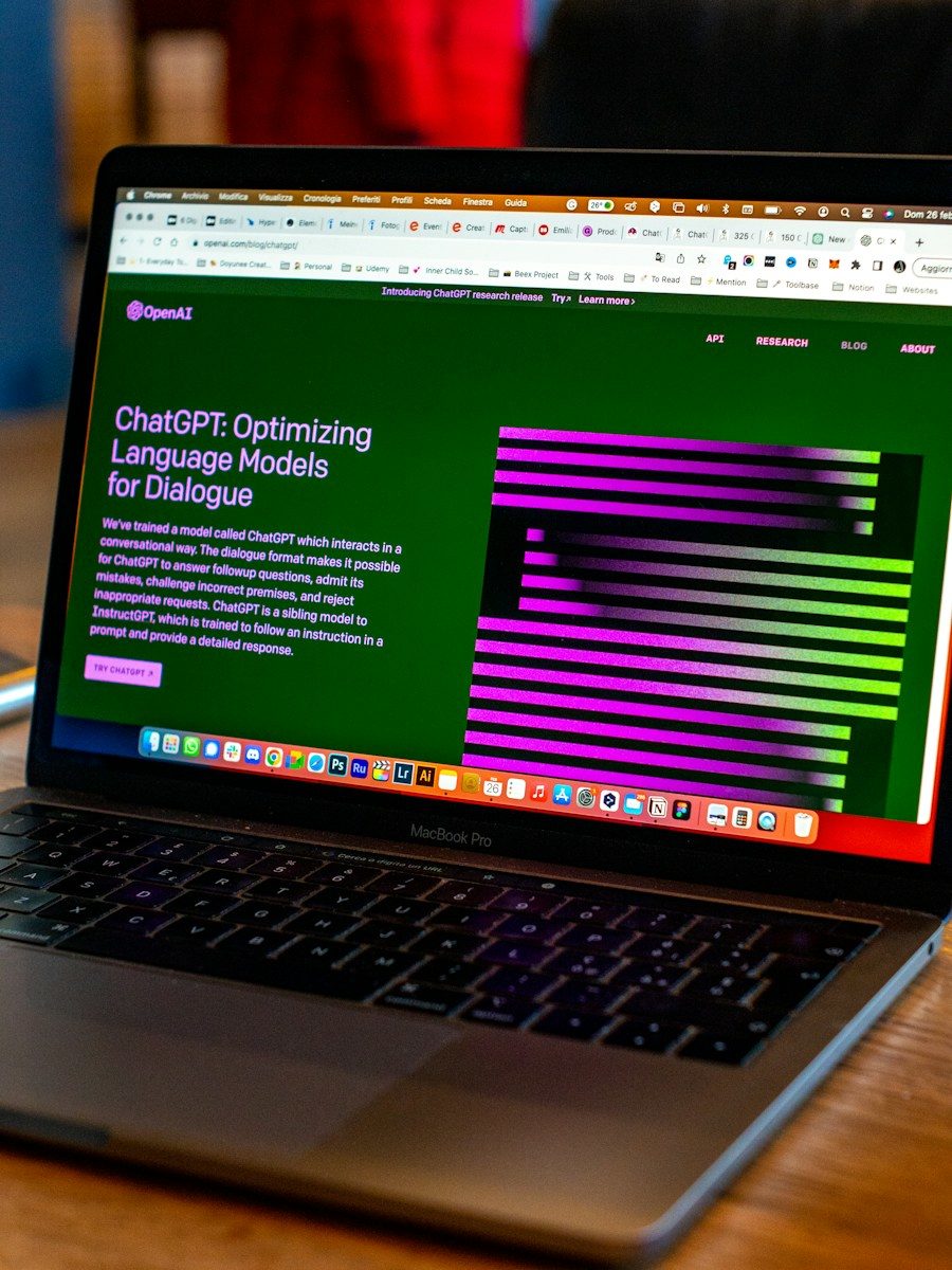 Ordinateur portable affichant un article sur ChatGPT